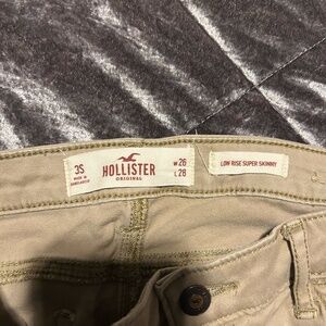 Hollister Khaki’s size 3S